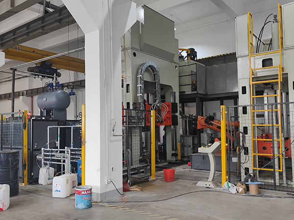 碳纖維制品生產(chǎn)，靠碳纖維成型模溫機(jī)實(shí)現(xiàn)高效生產(chǎn)